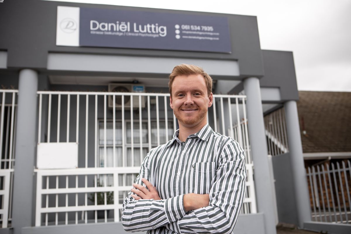 Daniël Luttig Clinical Psychologist - outside building_5D3_6724 Daniel Luttig Clinical Psychologist / Kliniese Sielkundige standing in front of name board outside private practice