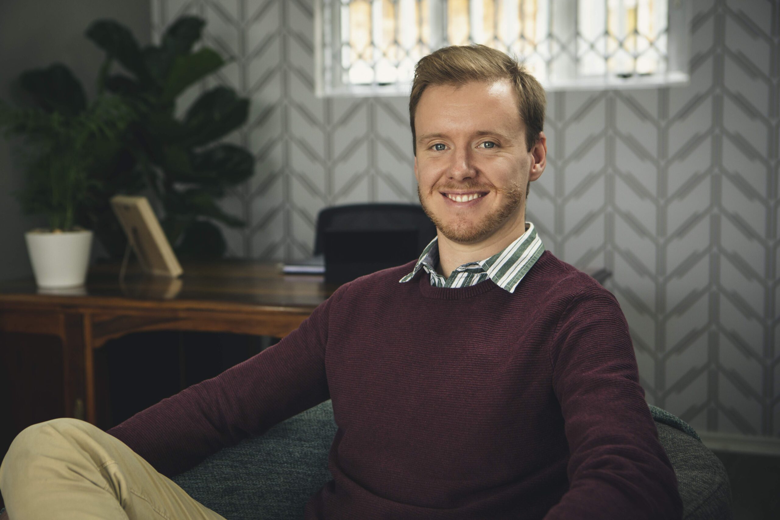 Daniël Luttig Clinical Psychologist - profile picture_5D3_6572 Daniel Luttig Clinical Psychologist - profile picture: sitting on chair in front of desk in office of his private practice