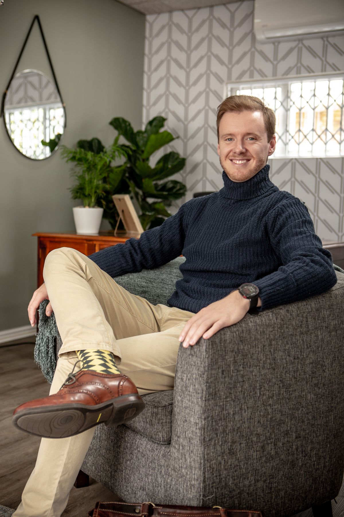 Daniël Luttig Clinical Psychologist - profile picture_5D3_6580 Daniel Luttig Clinical Psychologist sitting in office on chair smiling