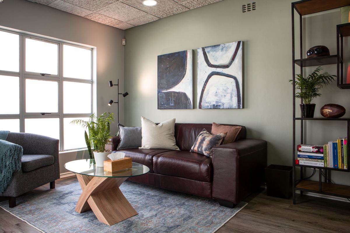 Daniël Luttig Clinical Psychologist - seating-couch and seat_5D3_6448 Therapeutic space with leather couch and abstract painting